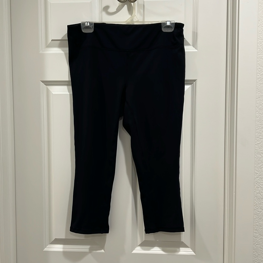 Gap fit activewear black Capri leggings.